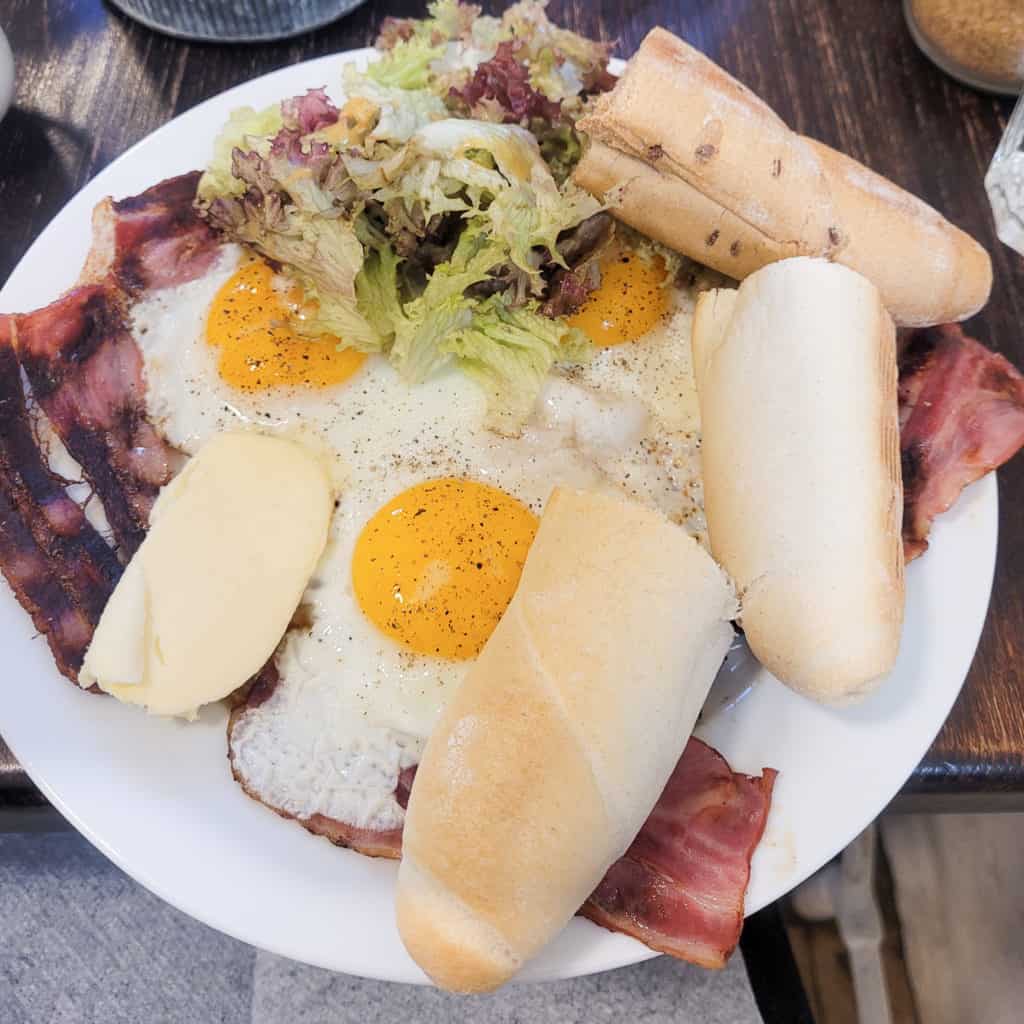 The English breakfast at Cafe Podnebi