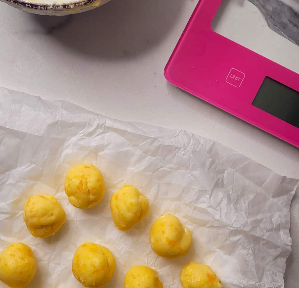 Balls of salted egg yolk lava bun filling