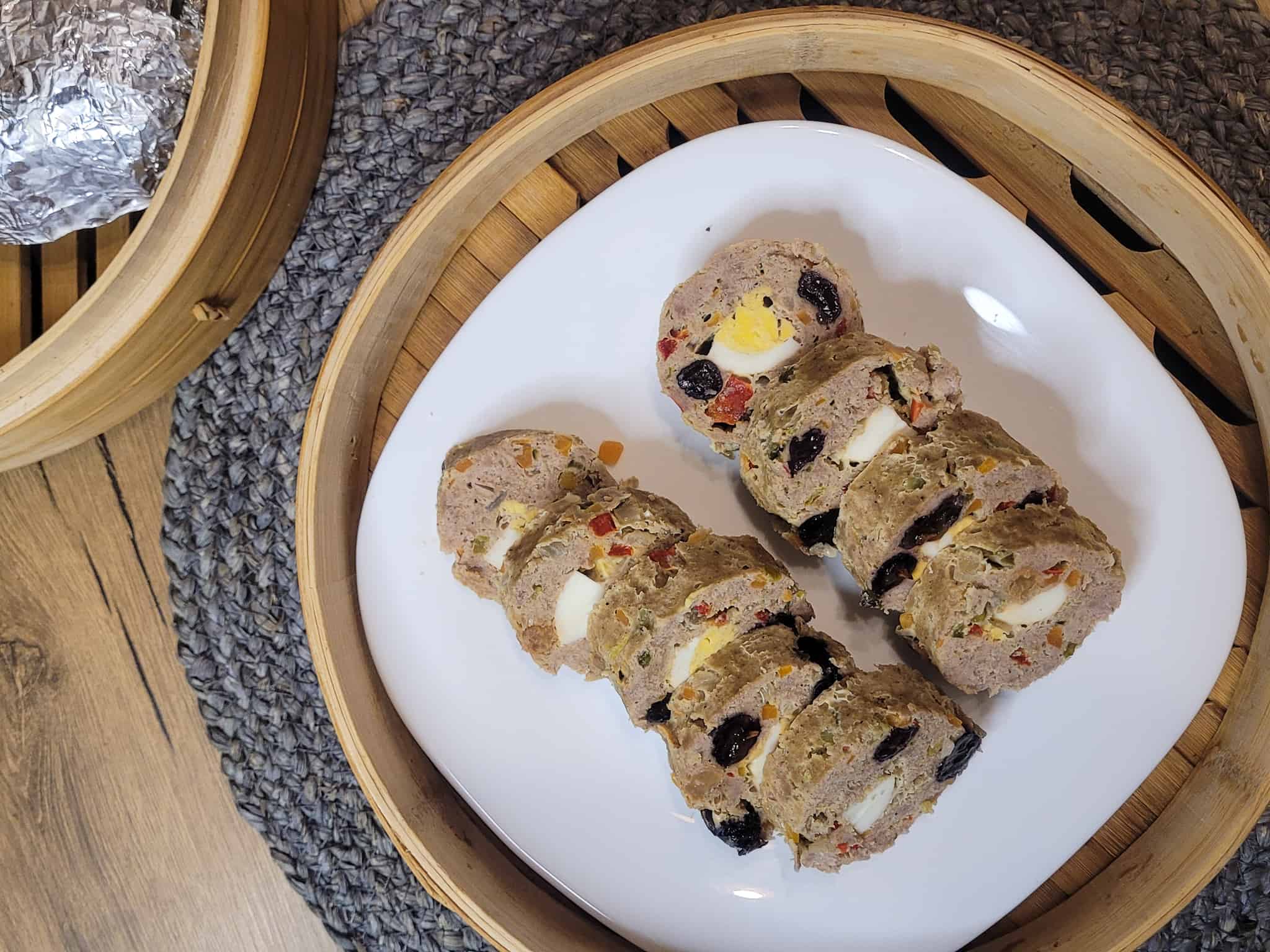 Sliced embutido in bamboo steamers