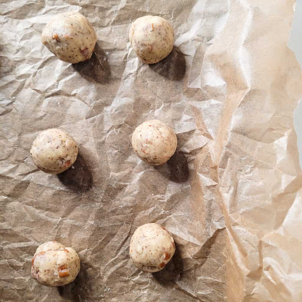Shaped almond tea cookies