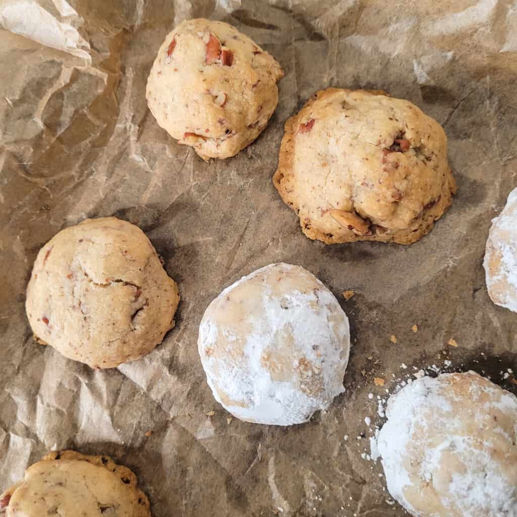 Dusted and undusted almond tea cookies